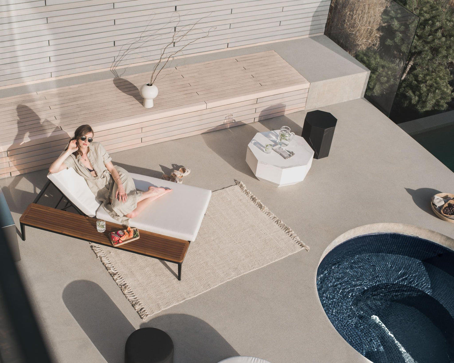 Francis Outdoor Lounger in palisades and black frame